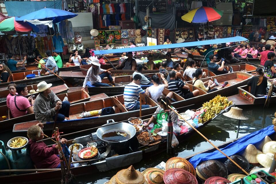 【曼谷一日遊】東方威尼斯深度之旅｜漫遊水上市場、爆笑鐵支路火