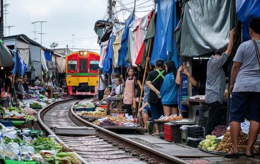 【曼谷一日遊】東方威尼斯深度之旅｜漫遊水上市場、爆笑鐵支路火