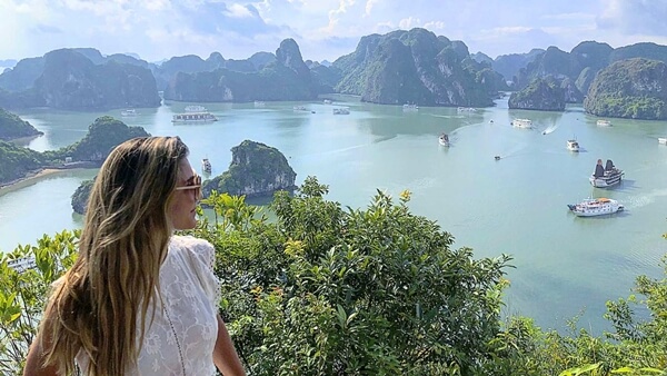 越南，擁有許多令人驚嘆的自然美景，而 下龍灣蘭哈灣 則是其中最令人難以忘懷的旅遊目的地之一。這個海灣被聯合國教科文組織列為世界自然遺產，以其壯觀的石灘、翡翠色的海水和岩石島嶼而聞名。
