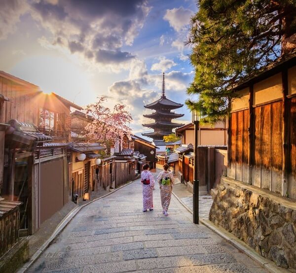  京都 是一個充滿歷史和文化的城市，擁有許多令人驚嘆的旅遊景點，神秘的寺廟，和令人陶醉的自然景觀。今天，我們將帶您遊覽京都，探索這個充滿魅力的古都，並發現一些經典的旅遊景點。
