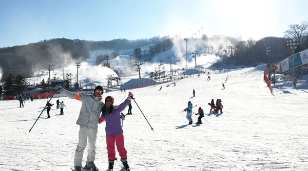 當談到冬季遊覽和極致的滑雪體驗時，許多人可能會首先想到日本或歐洲的滑雪勝地。然而，韓國也提供了許多令人驚豔的滑雪場，對於那些想要在韓國度過冬季假期的遊客來說，這裡是一個極富潛力的目的地。以下是一些值得一遊的 韓國滑雪 地點