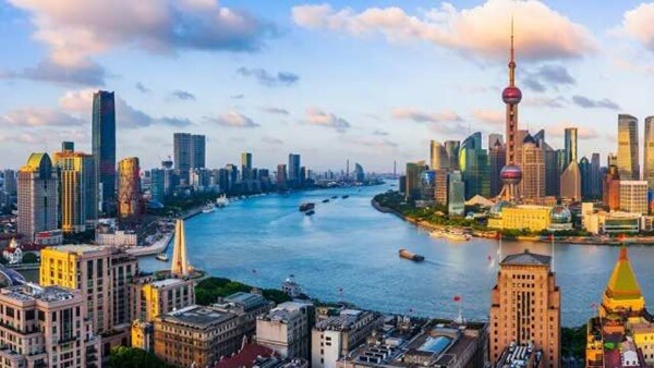  上海 ，中國的繁華之都，融合了悠久的歷史與現代風貌，提供遊客一場充滿多元體驗的旅程。從外灘的歷史建築到東方明珠電視塔的現代科技之美，每個角落都散發著獨特的魅力。