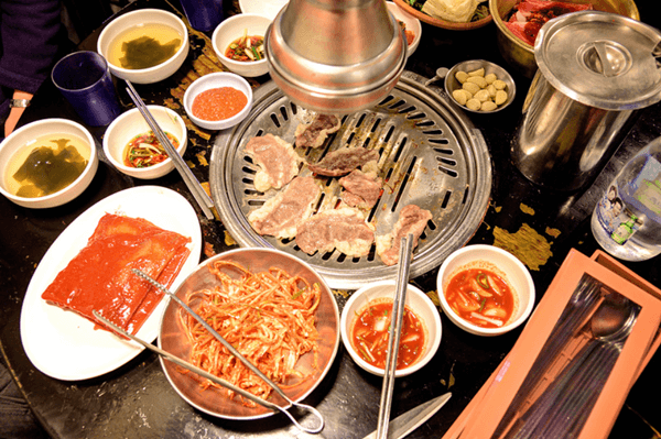 對於熱愛美食和探索當地文化的人來說，韓國的當地烤肉店絕對是一個不可錯過的一些饕餮體驗。在這裡，我們將介紹最令人垂涎​​欲滴的 當地烤肉店 ，練習他們新鮮的肉類、美味的成分和獨特的韓國風味而聞名。